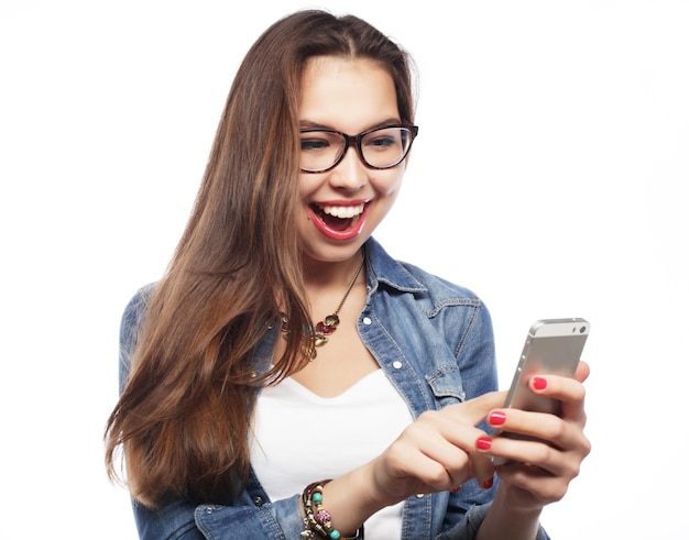 Portret van een jonge vrouw op telefoongesprek