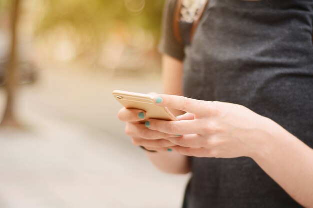 Portret van een jonge vrouw praten met haar smartphone.