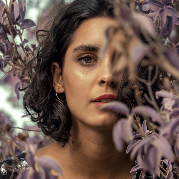 Portret van een jonge vrouw te midden van planten