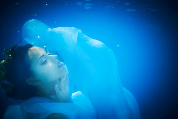 Portret van een jonge vrouw tegen de blauwe zee