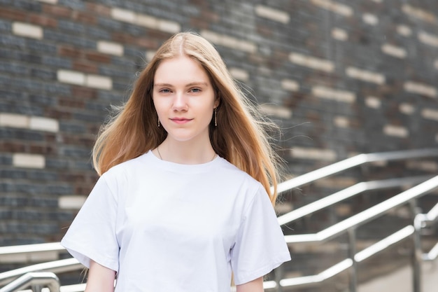 Portret van een jonge vrouw tegen een wazige stedelijke achtergrond