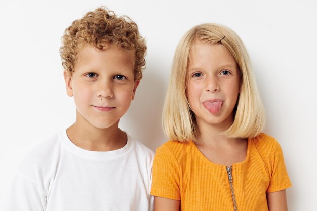 Portret van een jonge vrouw tegen een witte achtergrond