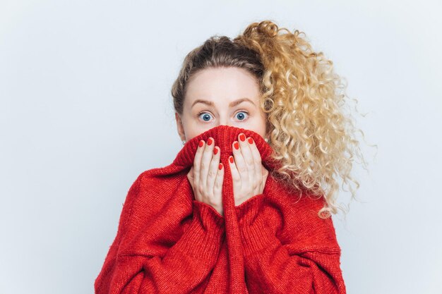 Foto portret van een jonge vrouw tegen een witte achtergrond