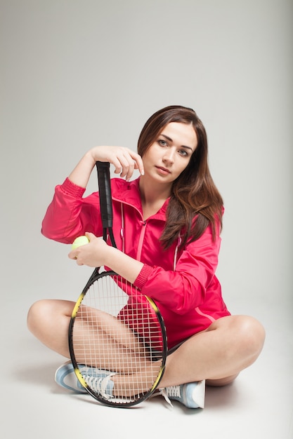 Portret van een jonge vrouw tennisser