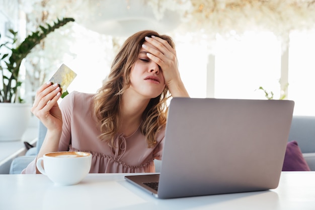 Portret van een jonge vrouw van streek