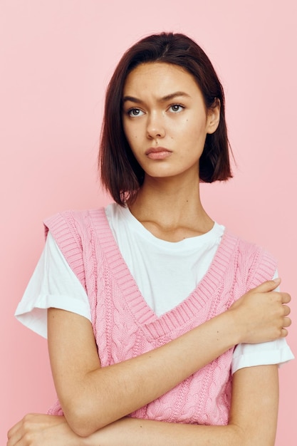 Portret van een jonge vrouw vrijetijdskleding jeugd stijl handgebaar roze achtergrond