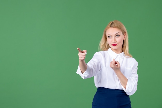 portret van een jonge vrouw wijzend in een groene muur college boek scholieren leraar