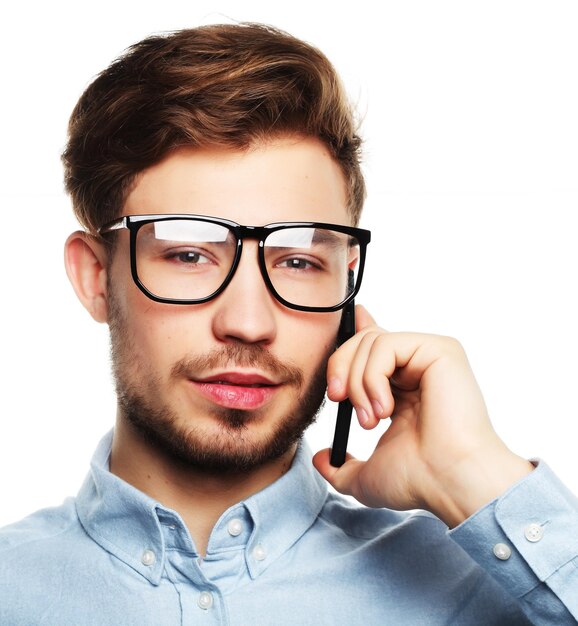 Portret van een jonge zakenman die op de telefoon spreekt