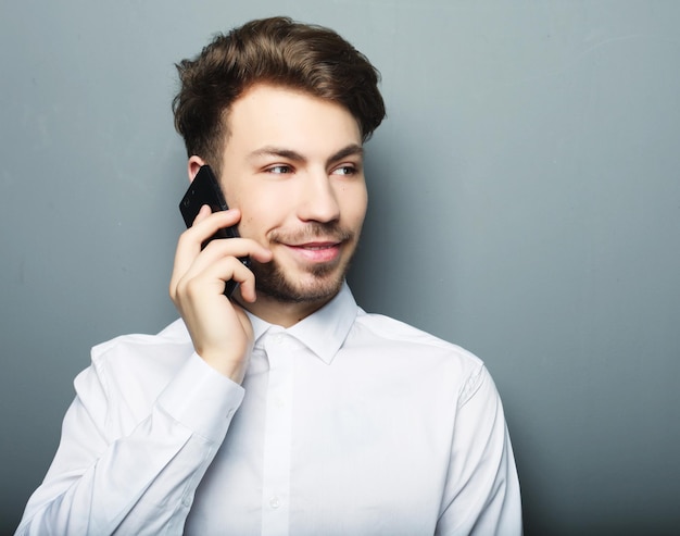 Portret van een jonge zakenman die op de telefoon spreekt