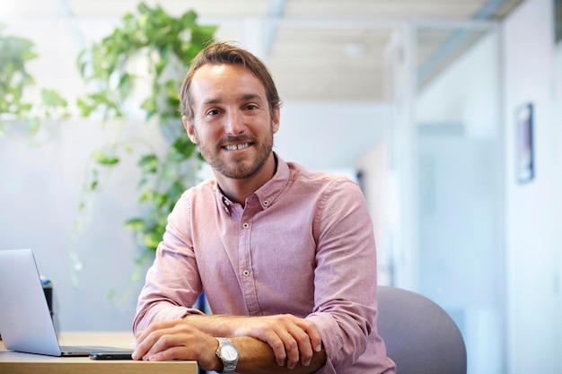 Portret van een jonge zakenman met een smartphone