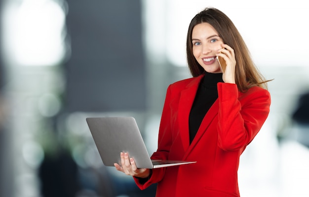 Portret van een jonge zakenvrouw met behulp van laptop