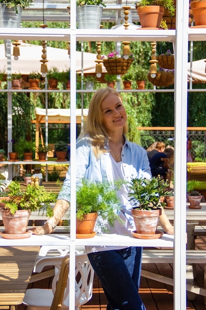 Portret van een jonge zelfverzekerde vrouw die geniet van het leven buiten bij warm weer