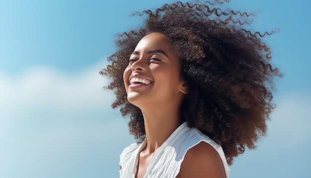 Portret van een jonge zwarte Afrikaanse vrouw in het wit op het strand