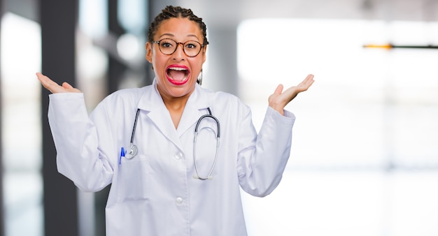 Portret van een jonge zwarte arts vrouw schreeuwen gelukkig