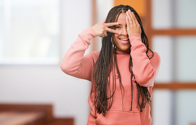 Portret van een jonge zwarte vrouw met vlechten voelt zich bezorgd en bang, kijken en betrekking hebben op gezicht, concept van angst en angst