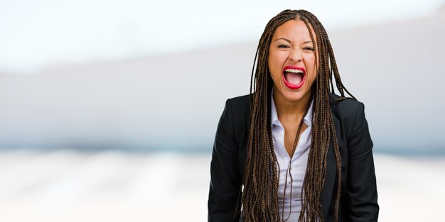 Portret van een jonge zwarte zakenvrouw boos schreeuwen