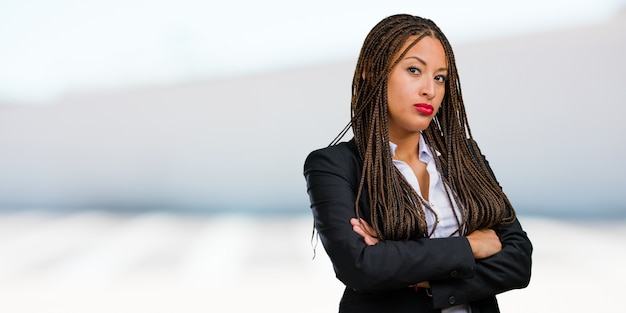 Portret van een jonge zwarte zakenvrouw zeer boos en boos, zeer gespannen, furio schreeuwen