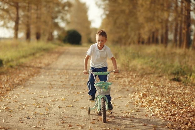 Portret van een jongen buiten