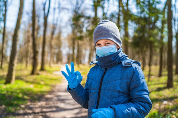 Portret van een jongen die een beschermend masker draagt tegen coronavirus Pandemie Covid19