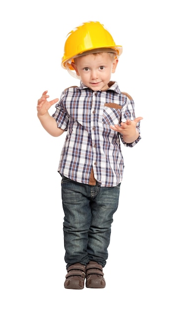 Portret van een jongen die een hardhat draagt terwijl hij tegen een witte achtergrond staat