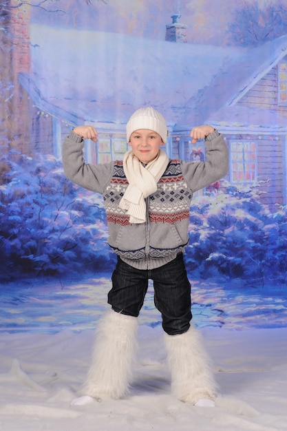 Portret van een jongen die kerstmis viert