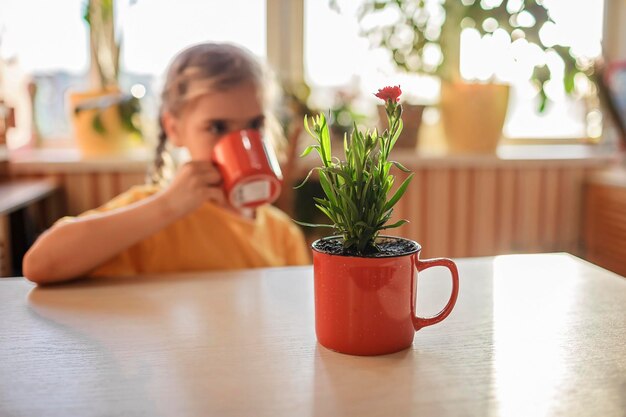 Foto portret van een jongen die koffie drinkt op tafel