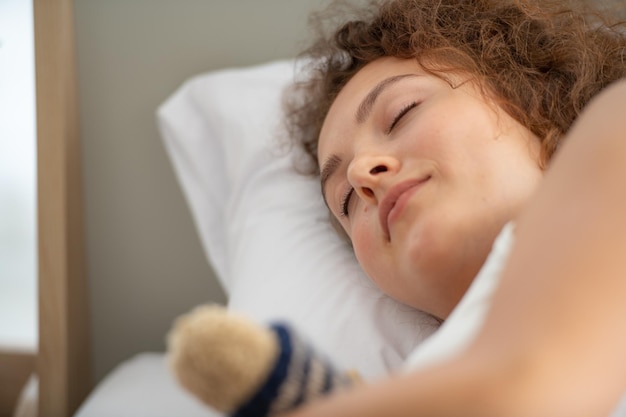 Portret van een jongen die op een bed slaapt