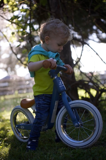 Foto portret van een jongen die op een fiets rijdt