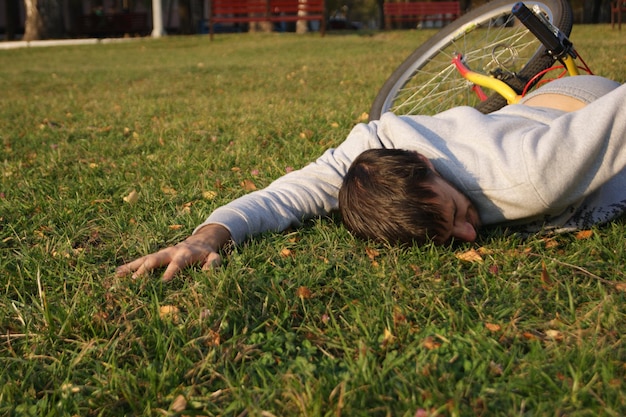 Portret van een jongen die op een grasveld zit