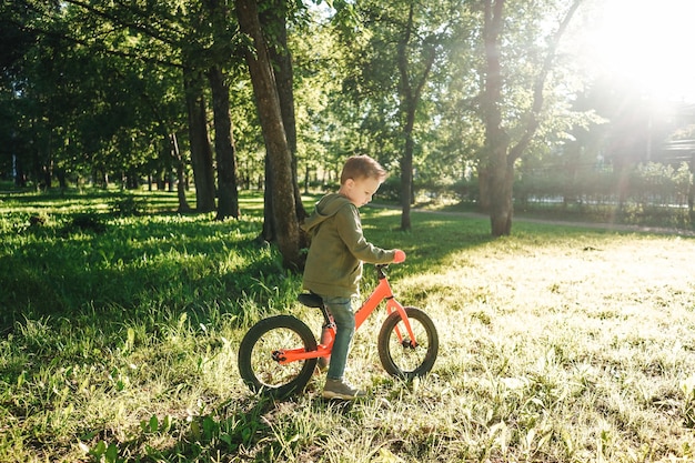 Portret van een jongen die op het veld fietsen