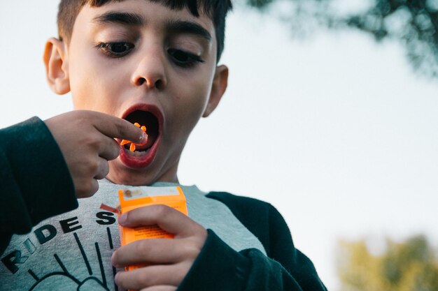 Foto portret van een jongen die snoep eet