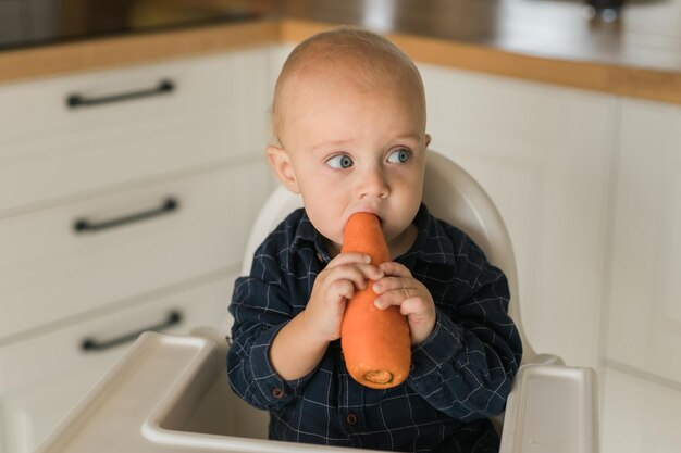 Portret van een jongen die thuis eten eet