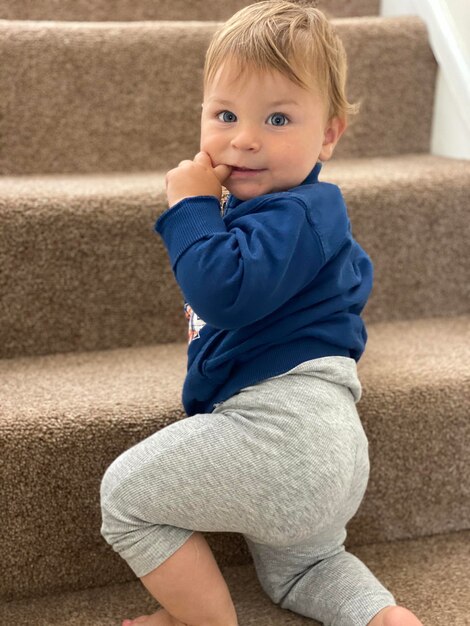 Foto portret van een jongen die wegkijkt