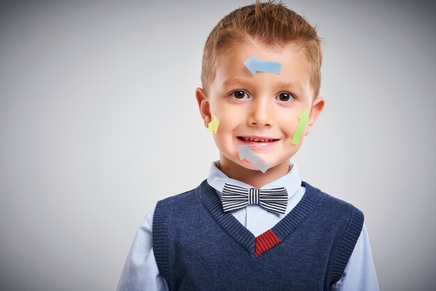 Portret van een jongen die zich voordeed over wit met pijlen