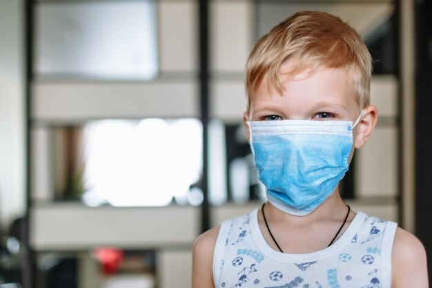 Portret van een jongen in een medisch masker