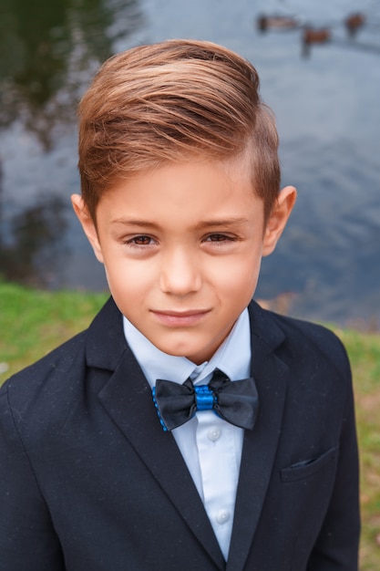 Portret van een jongen in een pak in de natuur