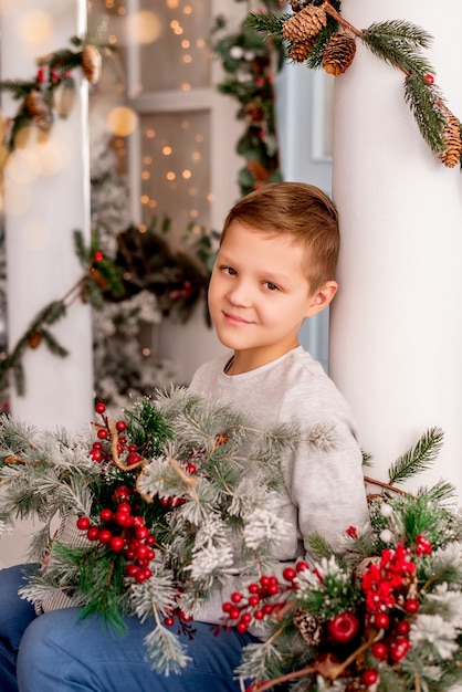 Portret van een jongen met een kerstcompositie.