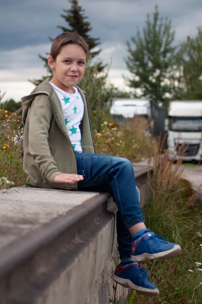 portret van een jongen op straat