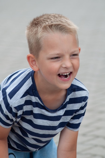 portret van een jongen op straat