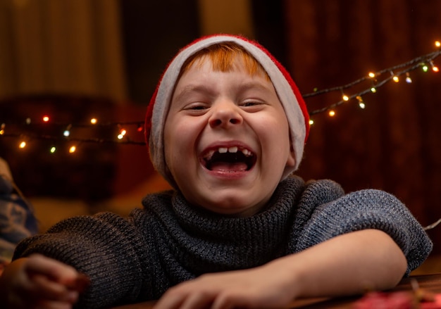 Portret van een jongen van acht jaar oud met nieuwjaarsdecor