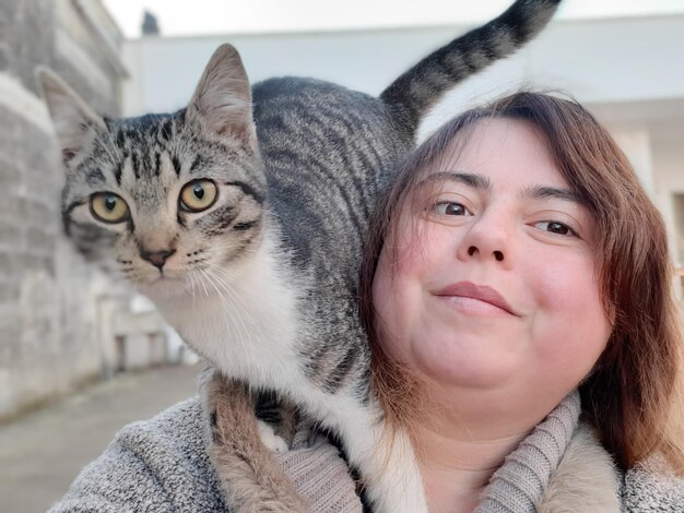 Foto portret van een kat en een vrouw thuis