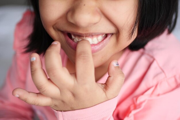 Portret van een kind dat haar tanden laat zien