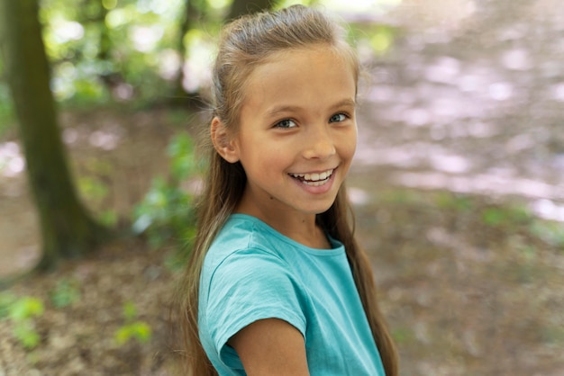 Foto portret van een kind in de natuur