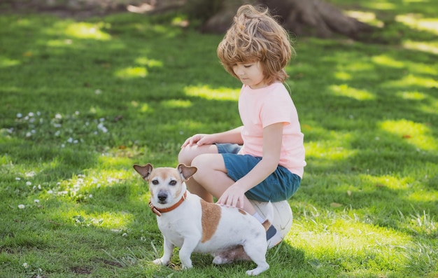 Portret van een kind jongen speelt met een hond buiten kind streelt hond