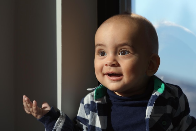 Foto portret van een kind met een geschokt gezicht dat vraagt met een handgebaar