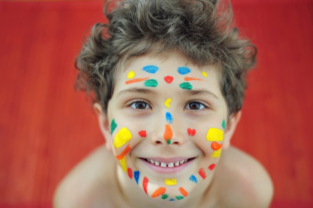 Portret van een kind met geschilderd gezicht