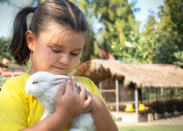 Portret van een kind met konijn op een boerderij