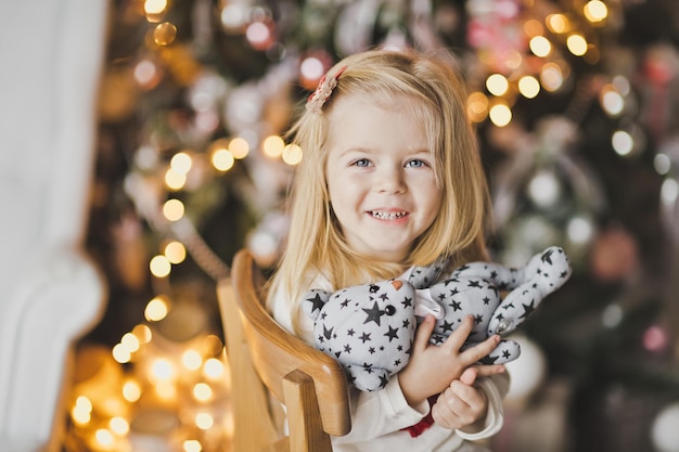 Portret van een kind op de kerstverlichting 7322