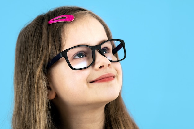 Portret van een kind schoolmeisje geïsoleerd bril close-up