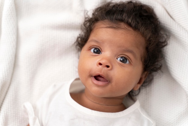 Foto portret van een klein babymeisje dat lacht